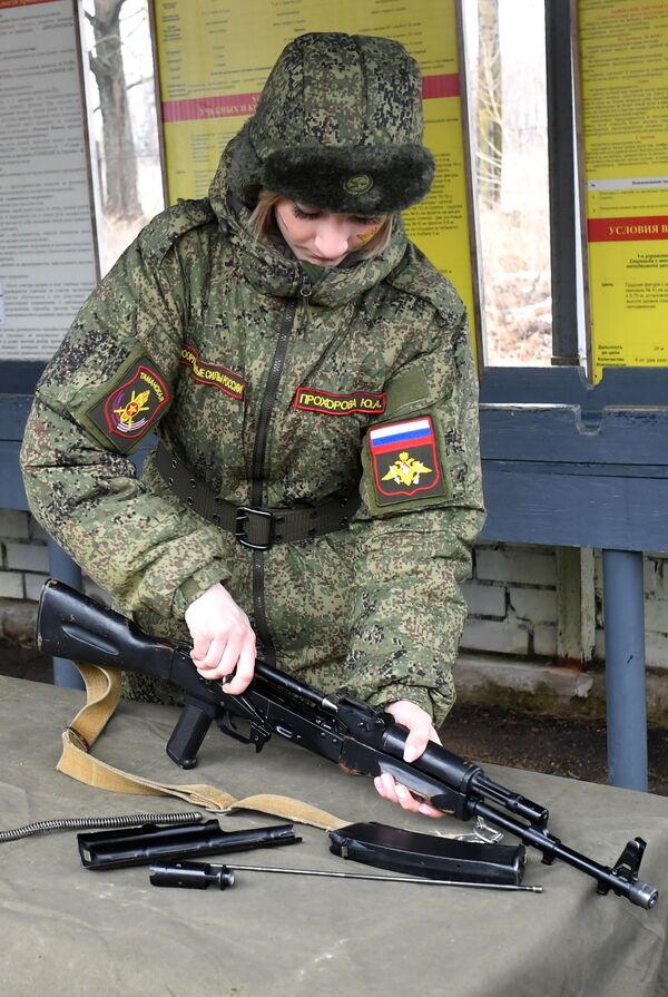 ‘Maquillaje bajo camuflaje’: estas son las militares más hermosas de Rusia
 - Sputnik Mundo