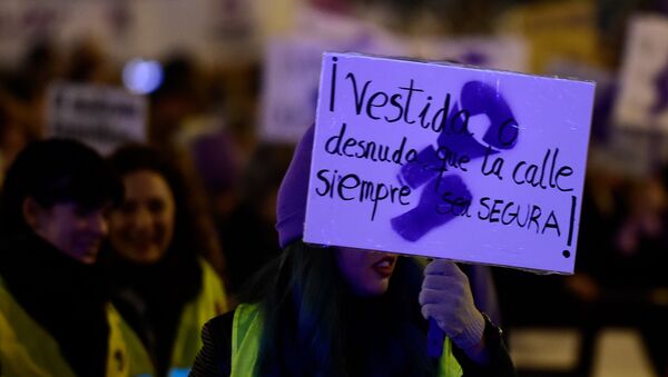 Una joven se manifiesta el Día de la Mujer en Madrid - Sputnik Mundo
