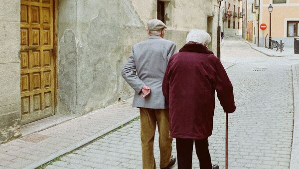 Una pareja de personas mayores  - Sputnik Mundo