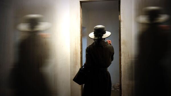 Una mujer frente al espejo (imagen referencial) - Sputnik Mundo