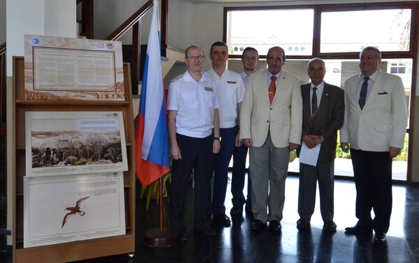 Visitantes de la exposición dedicada al 200 del descubrimiento de la Antártida en la Escuela Naval de Montevideo  - Sputnik Mundo