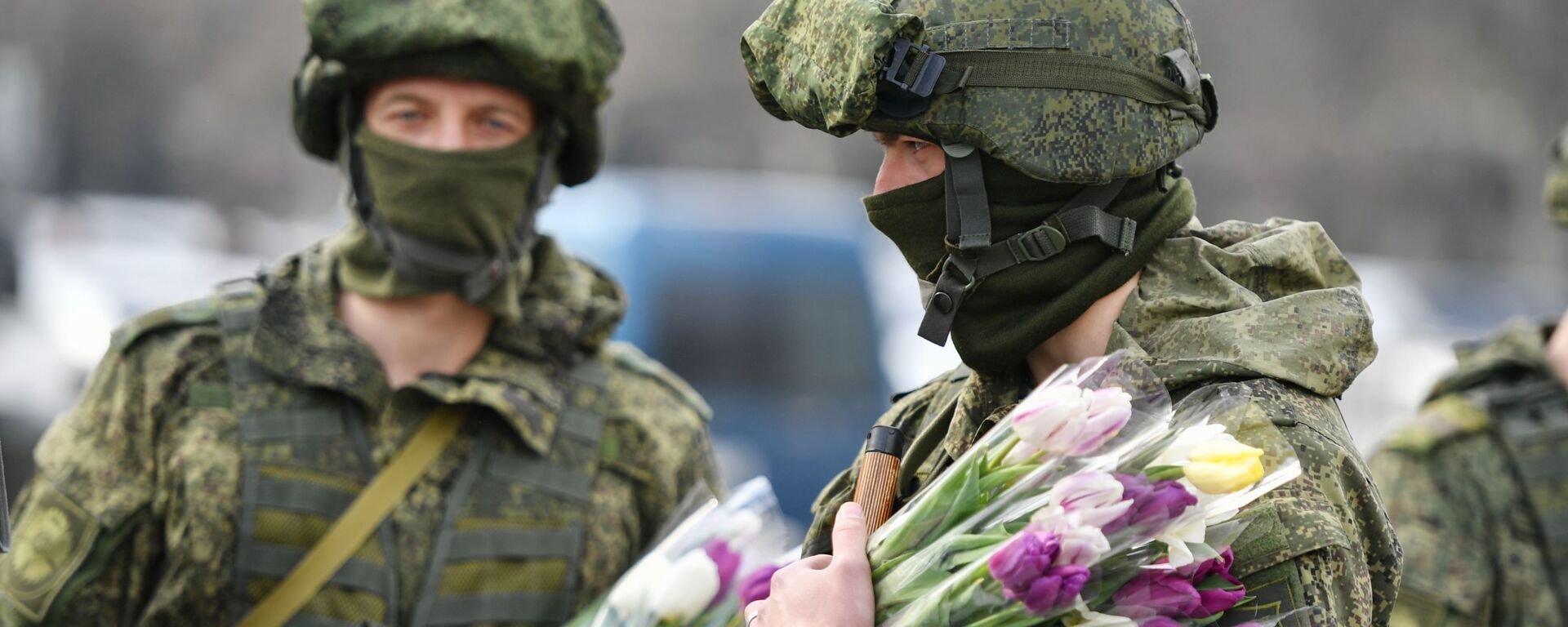 Militares rusos sostienen flores que regalarán con motivo del Día de la Mujer - Sputnik Mundo, 1920, 27.11.2021