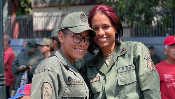 Dos mujeres militares venezolanas participando en la marcha por el Dia de la Mujer en la avenida Universidad de Caracas. - Sputnik Mundo
