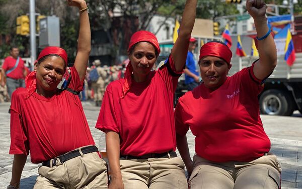 Mujeres venezolanas participando de la marcha por el Dia de la Mujer en la Plaza Morelos de Caracas, punto de inicio de la movilizacion en la capital venezolana. Van vestidas de rojo porque se reivindican como chavistas y feministas. El rojo es el color de la Revolucion bolivariana. - Sputnik Mundo