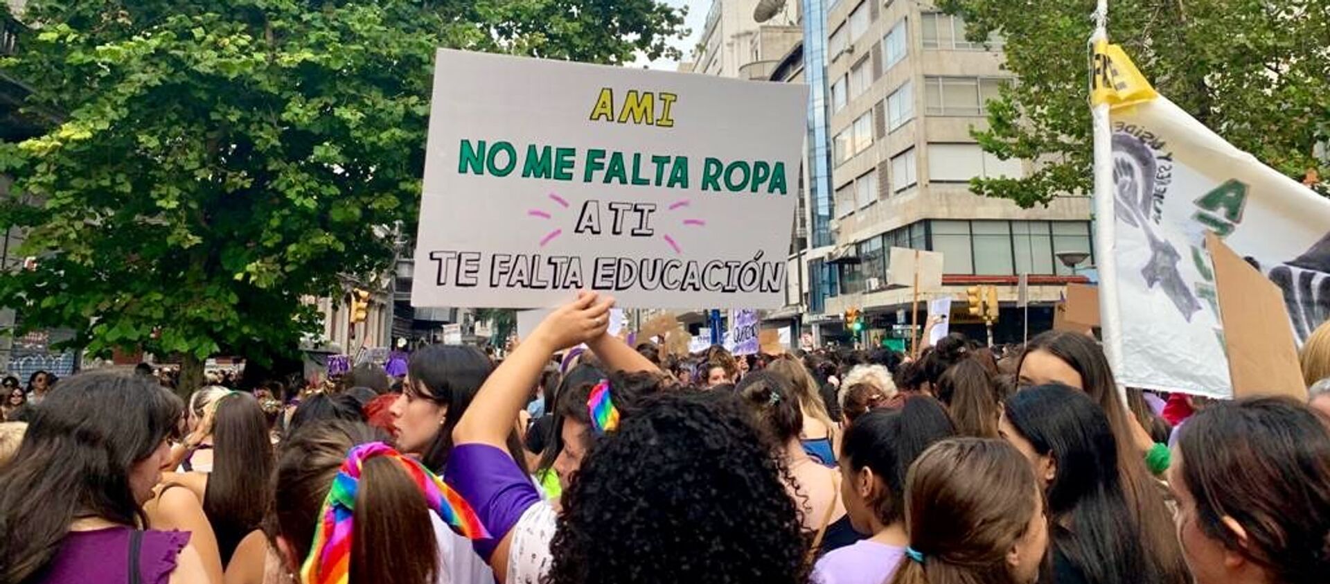Mujeres sostienen una pancarta durante la marcha del 8M en Montevideo, Uruguay - Sputnik Mundo, 1920, 22.07.2020