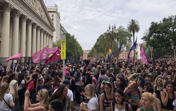 Movilización de mujeres frente a la Plaza de Mayo en Buenos Aires - Sputnik Mundo