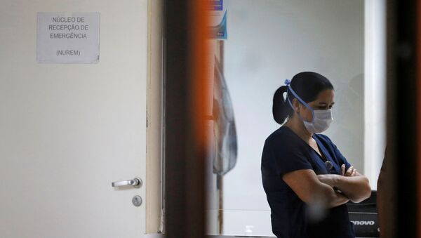 Una médica brasileña con una mascarilla debido al coronavirus - Sputnik Mundo