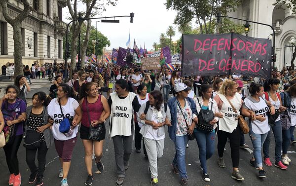 Mujeres marchando durante el 9 de marzo en Buenos Aires, Argentina - Sputnik Mundo