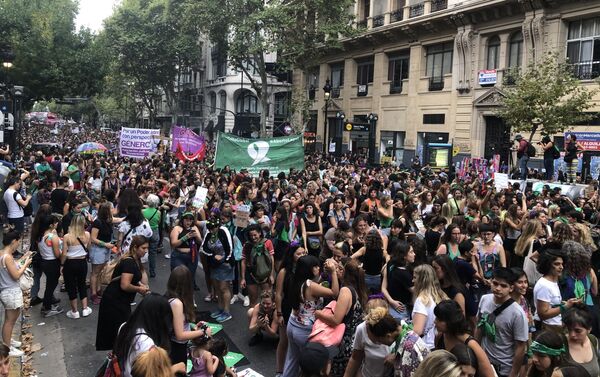 Mujeres marchando hacia la Plaza del Congreso el 9 de marzo en Buenos Aires, Argentina - Sputnik Mundo