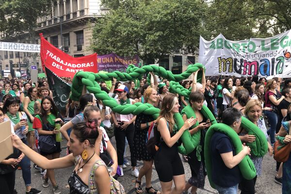 Mujeres manifestándose por el aborto legal en Buenos Aires, Argentina - Sputnik Mundo