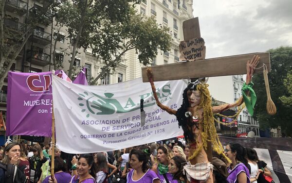 Mujeres manifestándose durante la marcha del 9M en Buenos Aires, Argentina - Sputnik Mundo