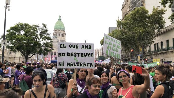Mujeres manifestándose frente al Congreso de la Nación en Buenos Aires, Argentina - Sputnik Mundo