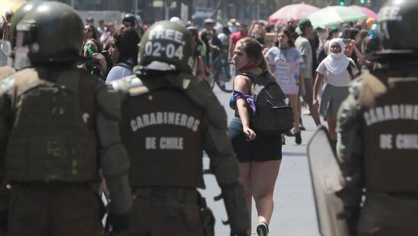Las mujeres se enfrentan con la Policía en Santiago durante la huelga feminista - Sputnik Mundo