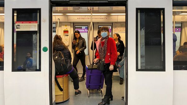 Una mujer con mascarilla en el metro de Barcelona - Sputnik Mundo
