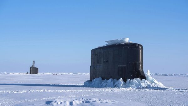 Un submarino estadounidense rompe el hielo en el ICEX, archivo - Sputnik Mundo