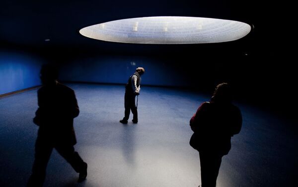 Un señor mira el museo en conmemoración a las víctimas ubicado en Atocha - Sputnik Mundo