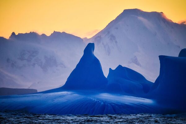 Viaje al hemisferio sur: asombrosos paisajes de la Antártida desde un buque de investigación  - Sputnik Mundo