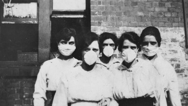 Mujeres con máscaras ante la epidemia de gripe en 1919 - Sputnik Mundo