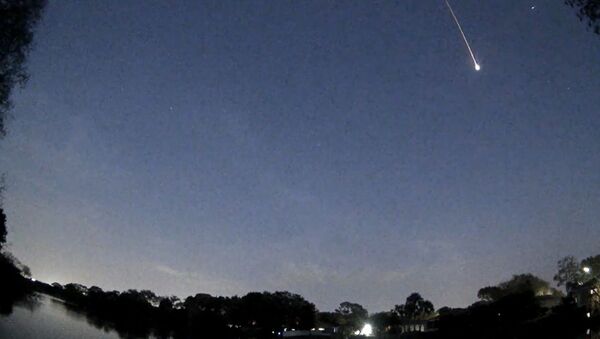 Una enorme estrella fugaz ilumina el cielo de Florida - Sputnik Mundo