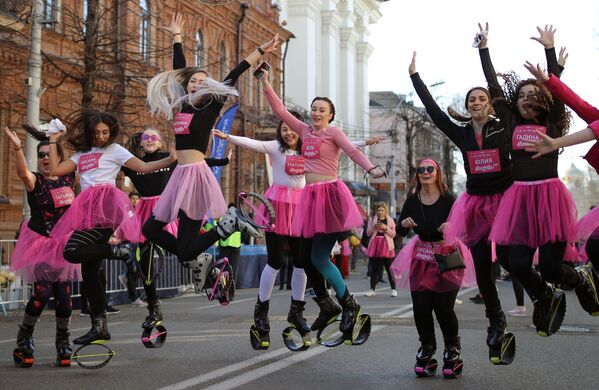Las participantes del maratón Women's Run Beauty Run (Carrera de mujeres, carrera de belleza) en la ciudad rusa de Krasnodar. - Sputnik Mundo