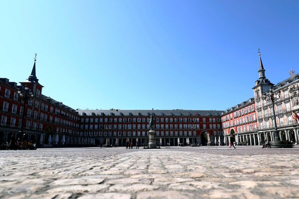 La Plaza Mayor inusualmente casi vacía debido al brote de coronavirus en Madrid. - Sputnik Mundo