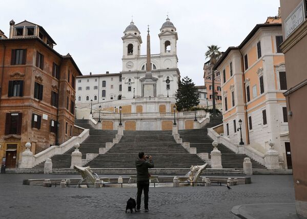 La Plaza de España de Roma inusualmente casi vacía debido a las medidas restrictivas impuestas por el Gobierno italiano. - Sputnik Mundo