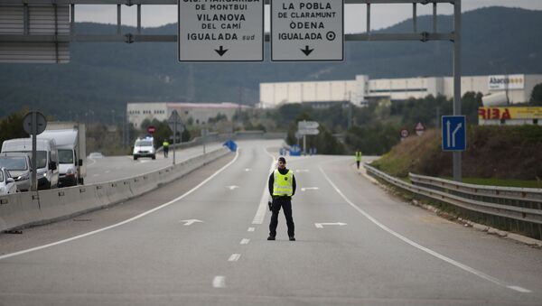 Un oficial de Policía en la carretera cerrada cerca de Igualada, España - Sputnik Mundo