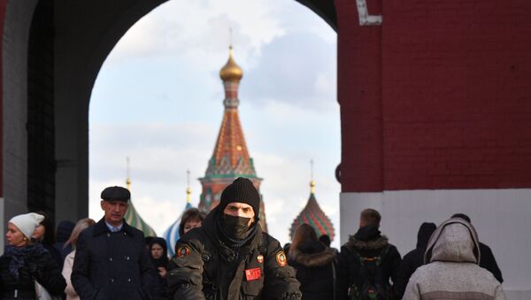 Un hombre con mascarilla en Moscú (imagen referencial) - Sputnik Mundo