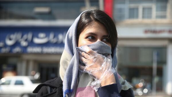 Una mujer iraní cubre la boca ante el brote de coronavirus - Sputnik Mundo