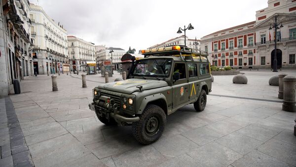 Un vehículo militar en la Puerta del Sol en Madrid - Sputnik Mundo
