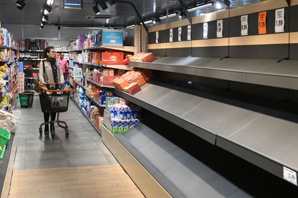 Calles y supermercados vacíos: el COVID-19 azota Madrid - Sputnik Mundo