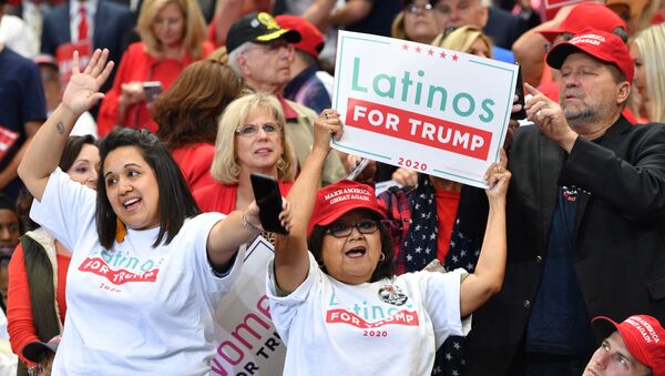 Una partidaria de Donald Trump con una pancarta que dice Latinos a favor de Trump - Sputnik Mundo