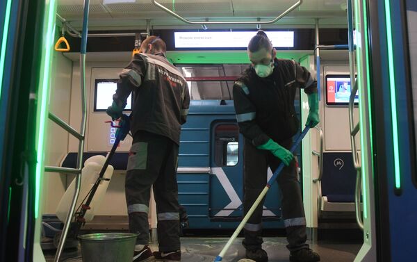 Empleados fregan el suelo en un tren del metro de Moscú - Sputnik Mundo