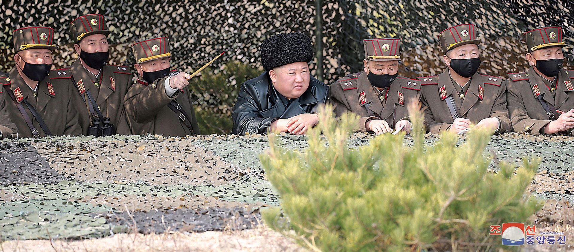 El líder de Corea del Norte, Kim Jong-un, observa los ejercicios militares - Sputnik Mundo, 1920, 19.03.2020
