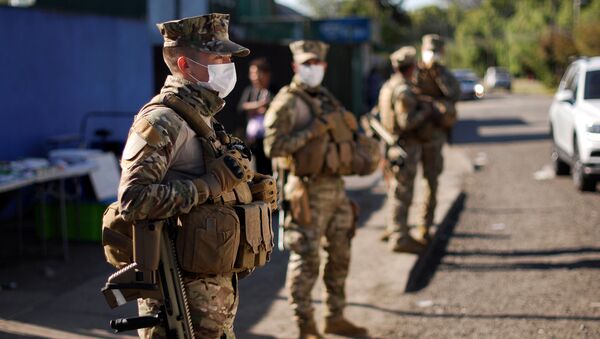 Militares chilenos durante el brote de coonavirus - Sputnik Mundo