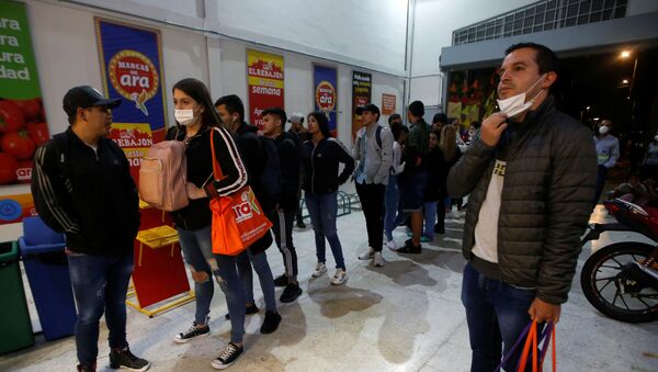 La gente en el supermercado en Colombia durante el brote de coronavirus - Sputnik Mundo