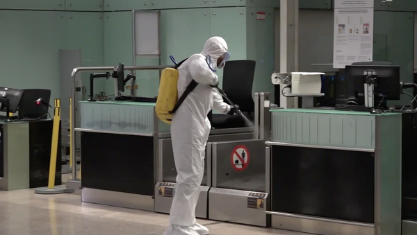 Así desinfectan las instalaciones en el aeropuerto de Barcelona-El Prat - Sputnik Mundo