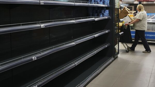 Estantes vacíos en un supermercado - Sputnik Mundo