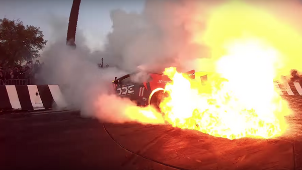 Un Lamborghini se prende fuego en un espectáculo de quema de neumáticos - Sputnik Mundo