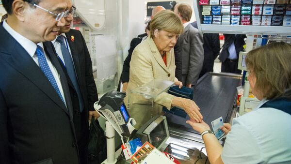 Angela Merkel, canciller alemana, en un supermercado (archivo) - Sputnik Mundo