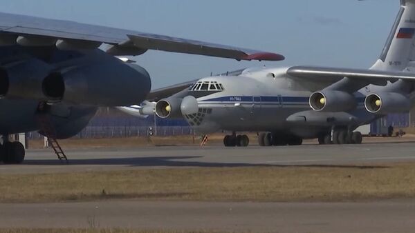 Aviones Il-76 rusos cargados de equipo médico se dirigen a Italia para combatir el coronavirus - Sputnik Mundo