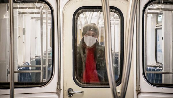 Una mujer con una mascarilla en el metro - Sputnik Mundo