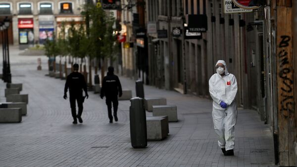 Un médico y dos policías durante el brote del coronavirus en España - Sputnik Mundo
