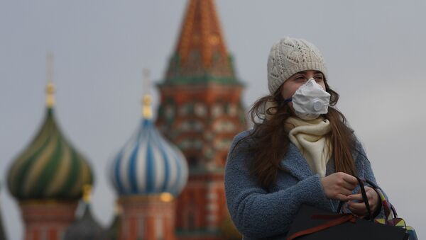 Una mujer en mascarilla en la Plaza Roja, Moscú  - Sputnik Mundo