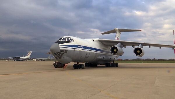 Un avión militar ruso Il-76 con expertos y equipos para la lucha contra el coronavirus - Sputnik Mundo
