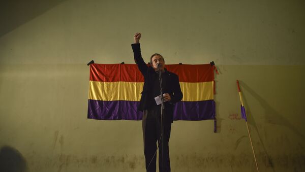 Un hombre en el fonde de la bandera de la Segunda República Española - Sputnik Mundo