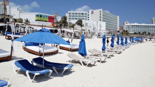 Una playa sin turistas en Cancún, México durante el brote de coronavirus - Sputnik Mundo