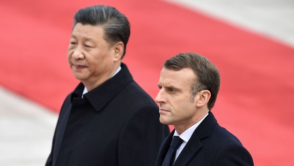 El presidente de Francia, Emmanuel Macron, junto a su homólogo Chino, Xi Jinping - Sputnik Mundo
