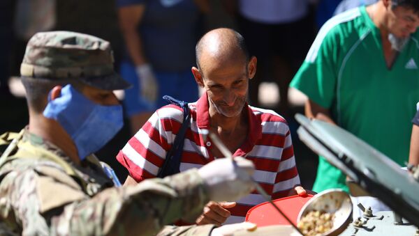 Soldados sirven alimentos en Argentina durante la cuarentena por COVID-19 - Sputnik Mundo