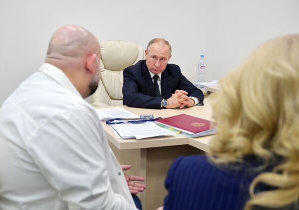 En primera línea contra el virus: Putin visita un hospital que recibe a pacientes con COVID-19 - Sputnik Mundo